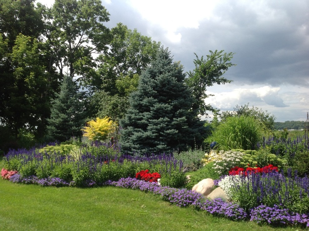 Inspiration for a traditional garden in Minneapolis.