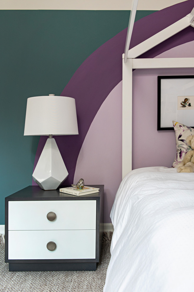 Idéer för att renovera ett mellanstort funkis flickrum kombinerat med sovrum och för 4-10-åringar, med lila väggar