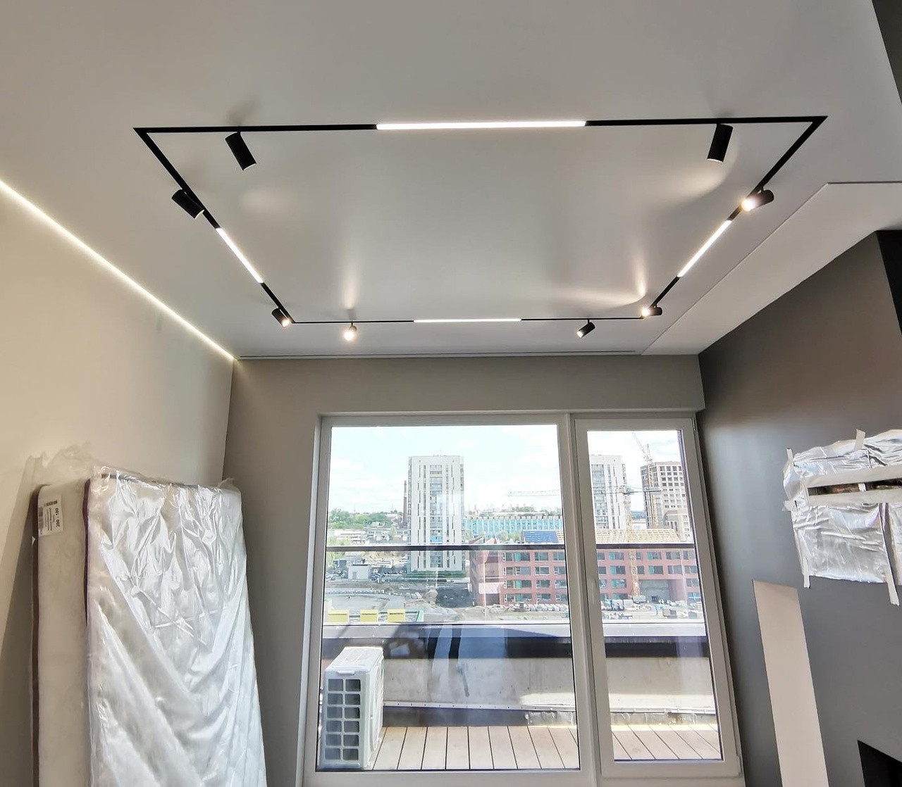 Теневые потолки и линейное освещение в ЖК Европейский берег