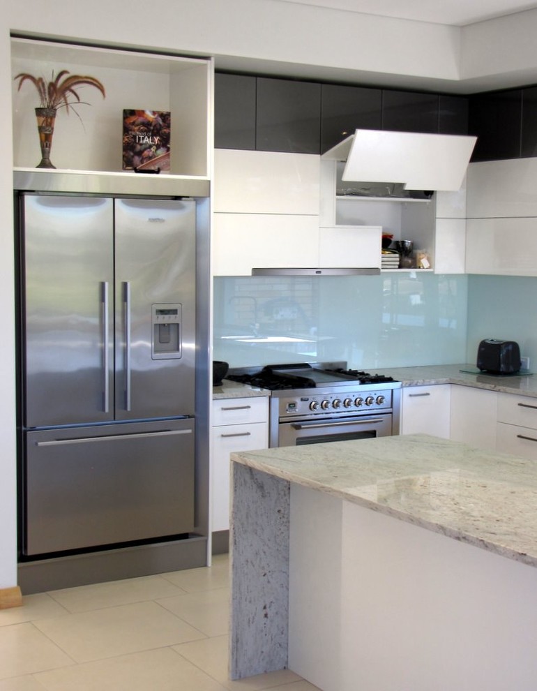 This is an example of a large contemporary kitchen in Gold Coast - Tweed.