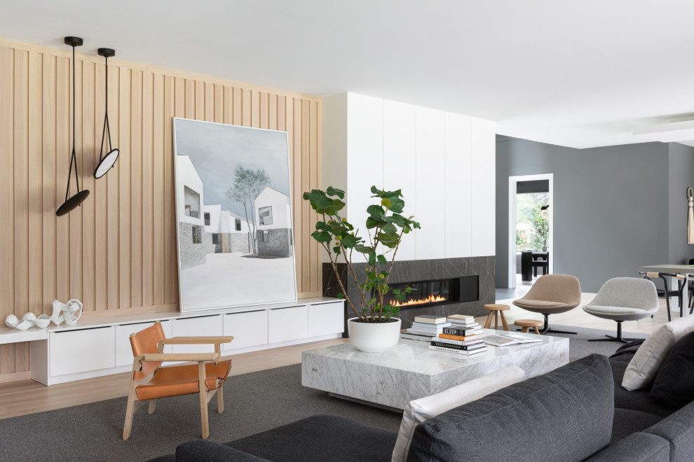 Идея дизайна: большая открытая гостиная комната в стиле модернизм с белыми стенами, светлым паркетным полом, горизонтальным камином, фасадом камина из плитки и скрытым телевизором