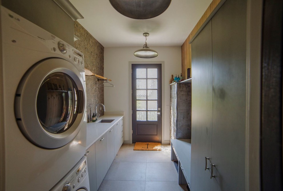 Example of a large transitional home design design in Chicago