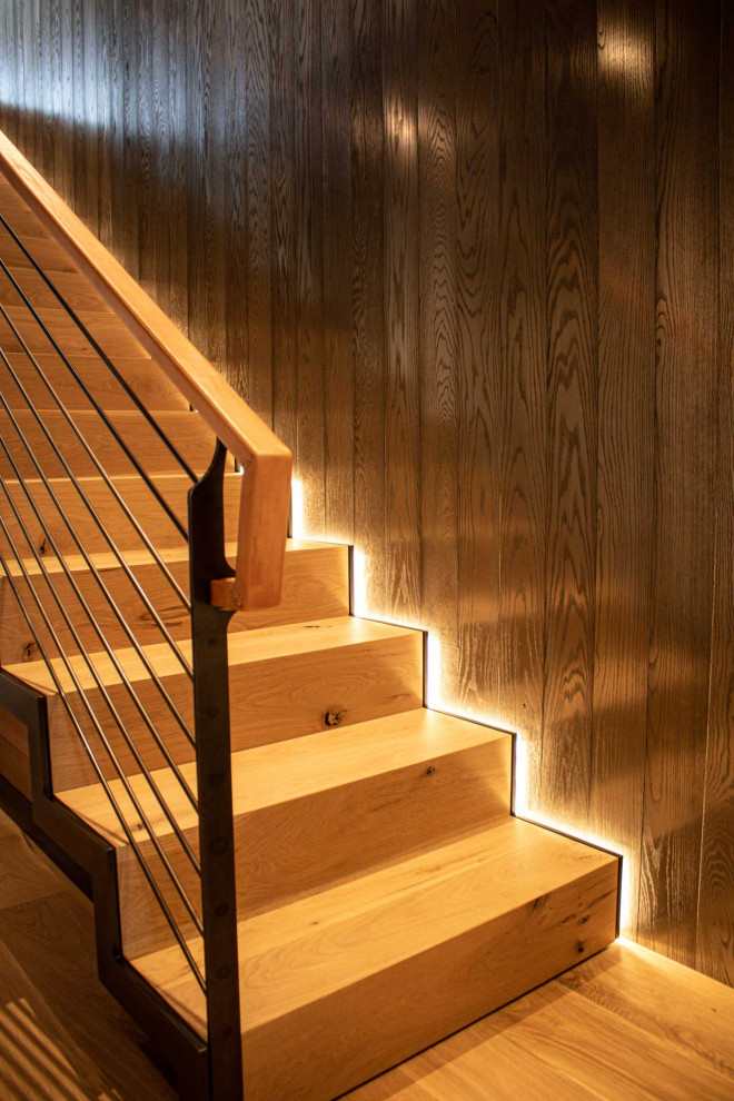 Diseño de escalera recta actual de tamaño medio con escalones de madera, contrahuellas de madera, barandilla de varios materiales y madera