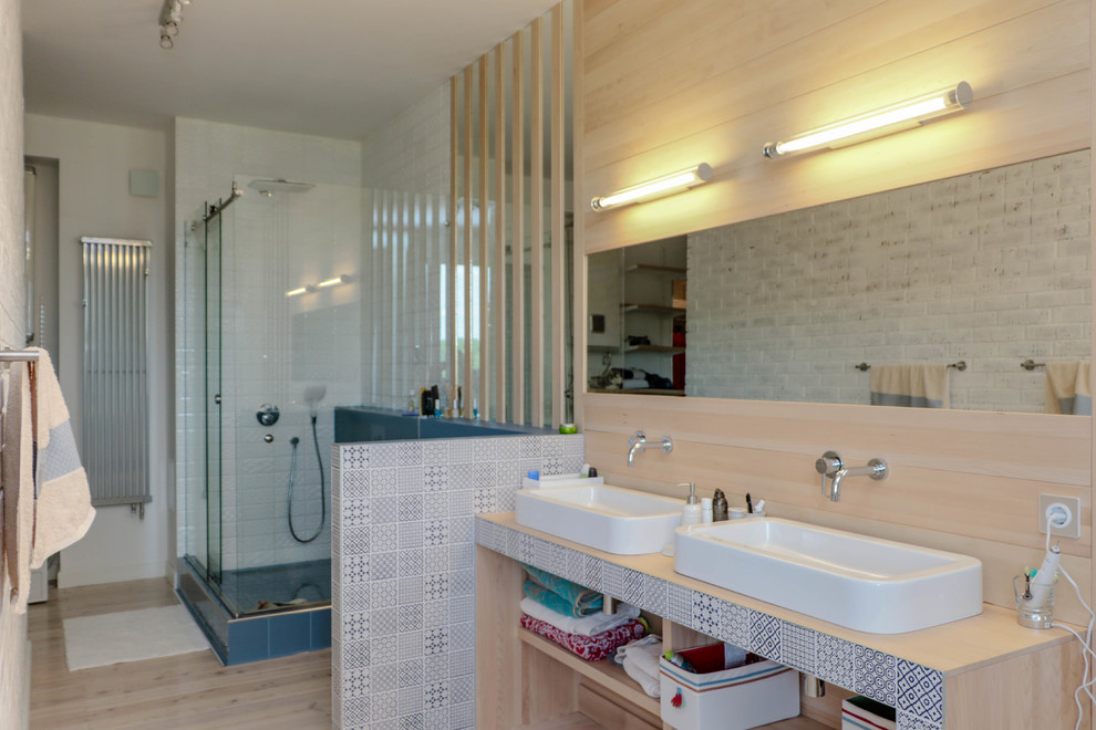 Esempio di una stanza da bagno scandinava di medie dimensioni