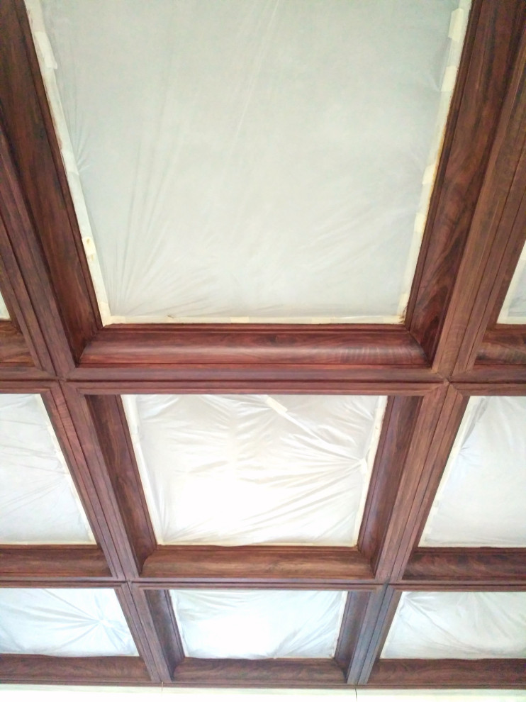 Разделка под орех гипсовых кессонов на потолке.