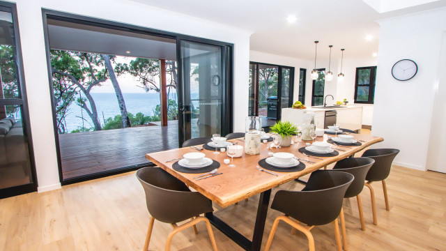 Sliding Door in the dining room modern-matplats