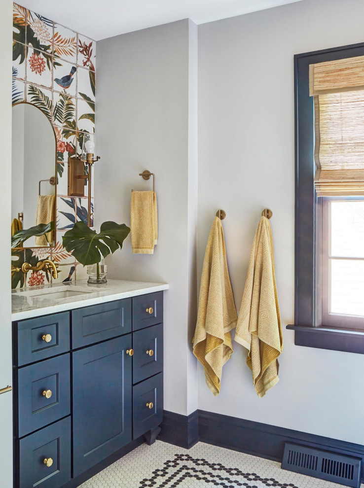 Стильный дизайн: главная ванная комната среднего размера в морском стиле с фасадами с декоративным кантом, синими фасадами, накладной ванной, душем над ванной, белой плиткой, керамической плиткой, разноцветными стенами, полом из мозаичной плитки, накладной раковиной, мраморной столешницей, разноцветным полом, шторкой для ванной, белой столешницей, тумбой под одну раковину, напольной тумбой и обоями на стенах - последний тренд