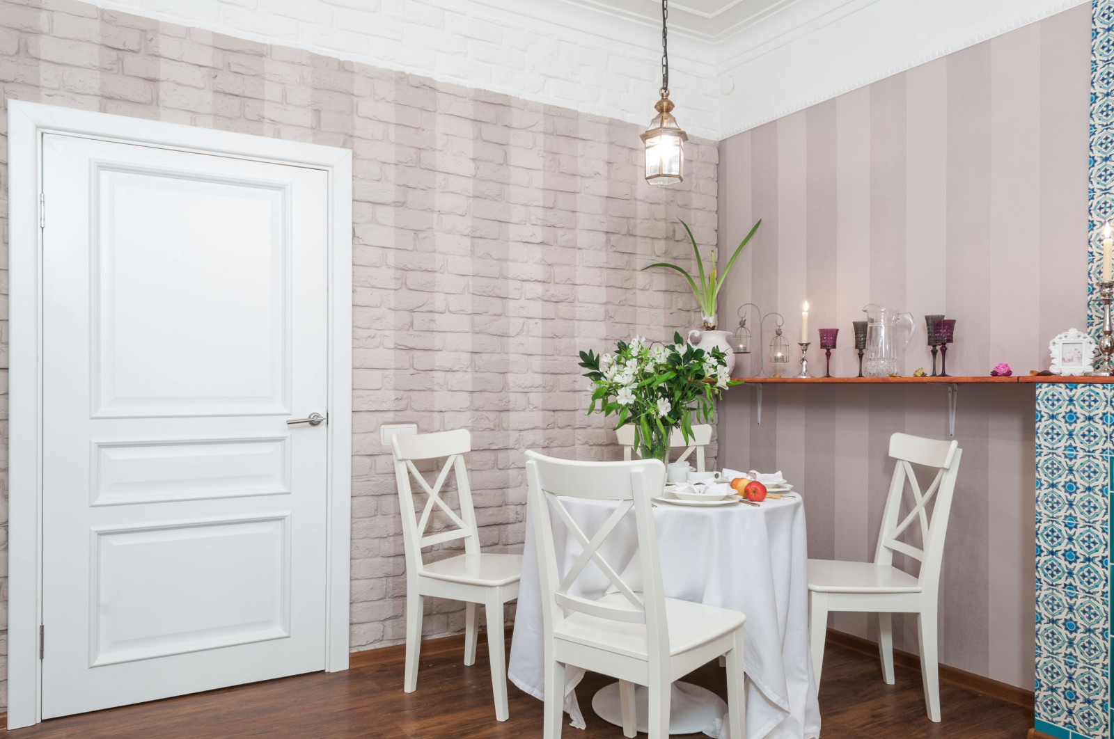 В этом проекте использован виниловый пол Corkstyle http://www.corkstyle.ru/catal