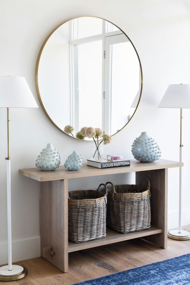 Example of a transitional entryway design in Austin