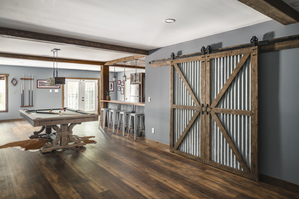 Example of a mountain style home design design in Charlotte