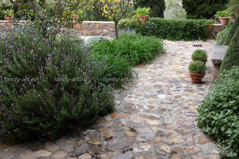 Мощение из натурального камня.