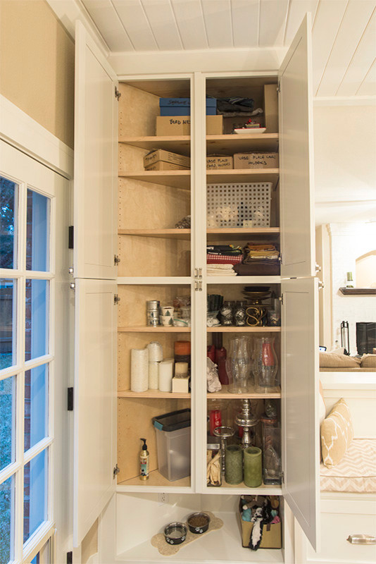 Inspiration for a transitional eat-in kitchen remodel in Austin with shaker cabinets and white cabinets