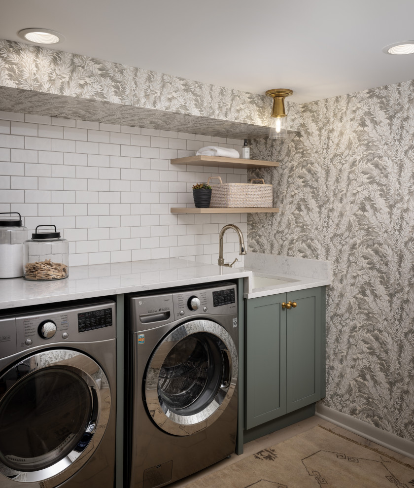 Zweizeilige, Mittelgroße Klassische Waschküche mit Waschmaschine und Trockner nebeneinander und weißer Arbeitsplatte in Detroit