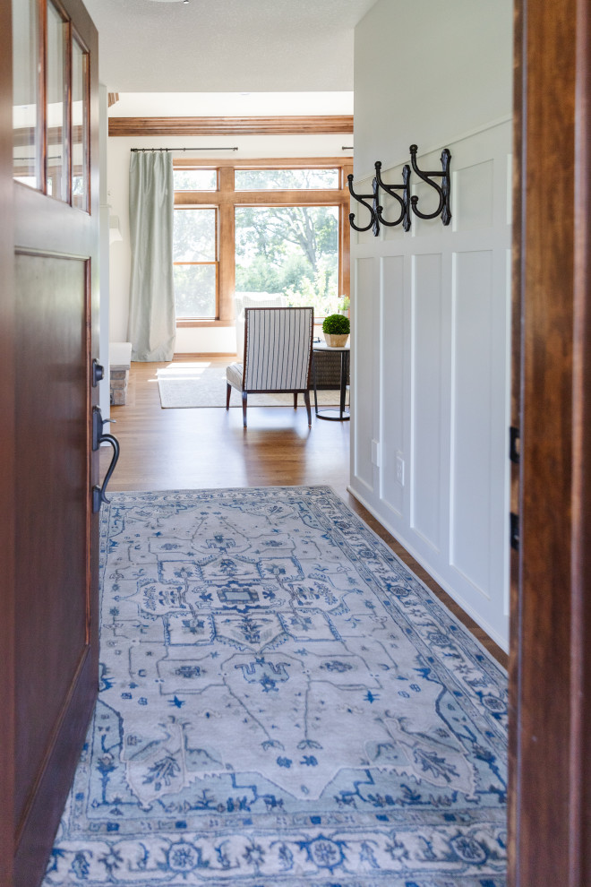 Example of a transitional entryway design in Minneapolis
