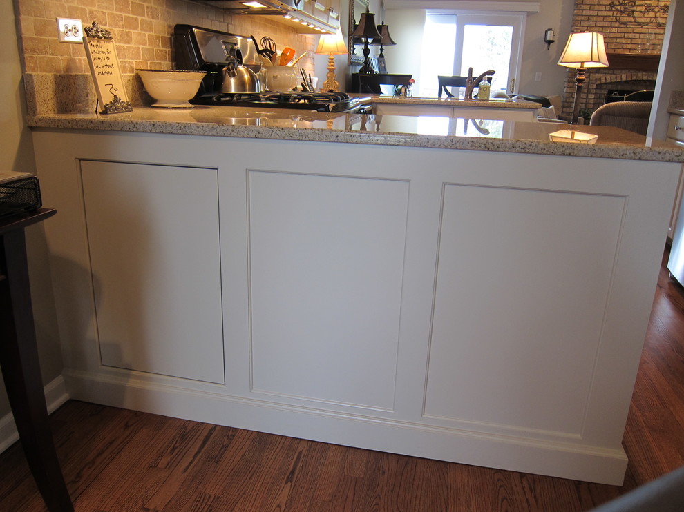 Elegant kitchen photo in Chicago
