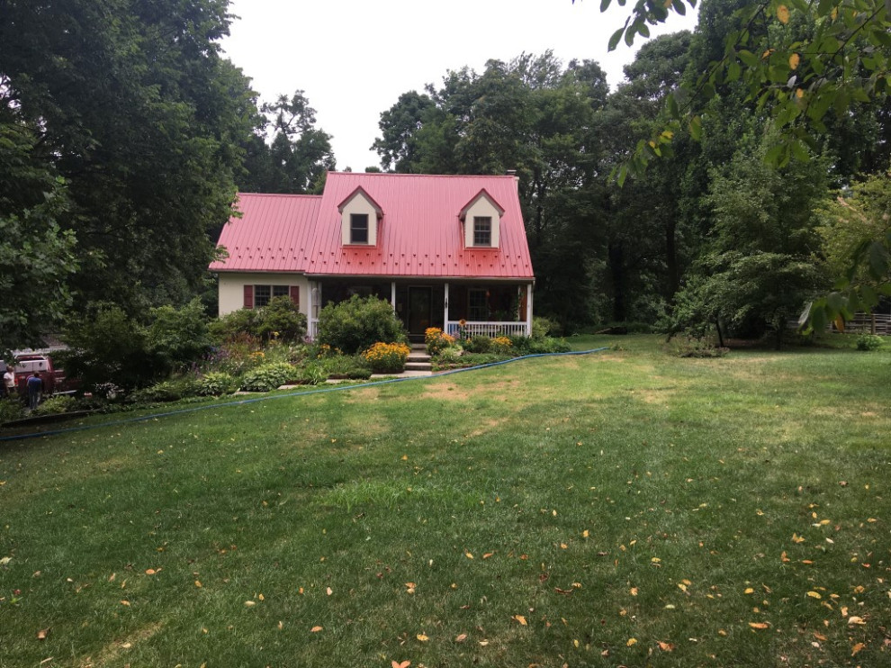 Einfamilienhaus mit Blechdach und rotem Dach in Sonstige
