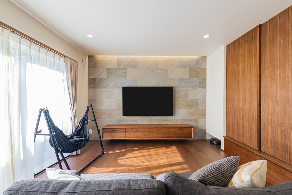 Réalisation d'un salon minimaliste de taille moyenne et ouvert avec un mur blanc, un sol en bois brun, aucune cheminée, un téléviseur fixé au mur, un sol marron, un plafond en papier peint et du papier peint.