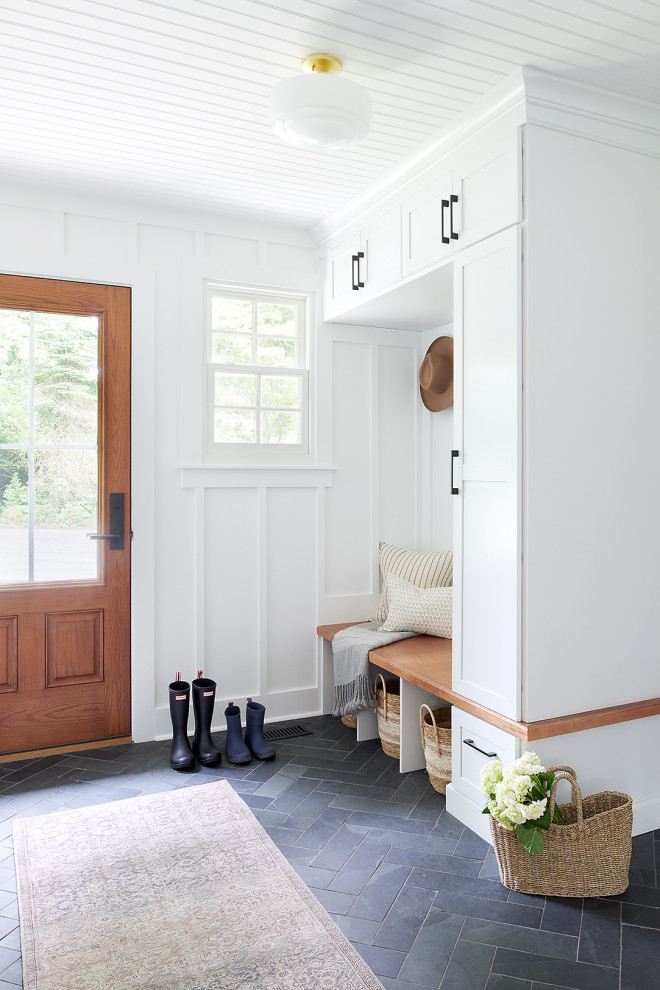 Ejemplo de lavadero campestre pequeño con armarios estilo shaker, puertas de armario blancas, paredes blancas, suelo de pizarra, suelo gris y panelado