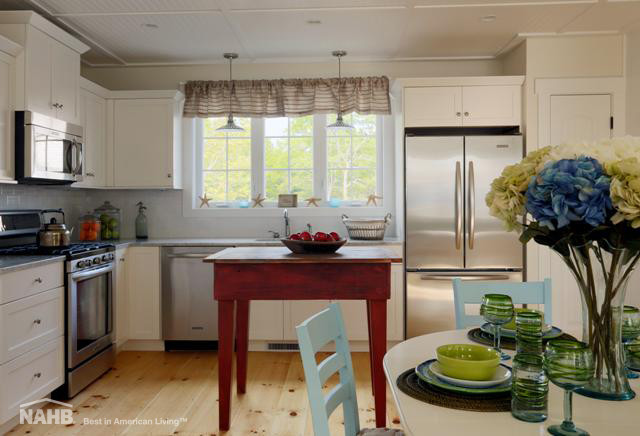 Küche ohne Insel mit Küchengeräten aus Edelstahl und hellem Holzboden in Washington, D.C.