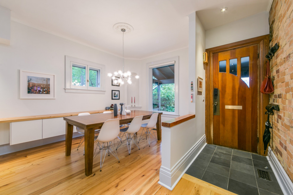 Entryway - transitional entryway idea in Toronto