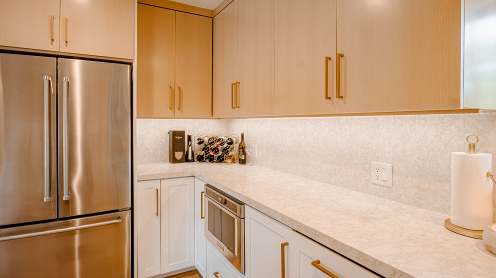 Foto på ett mellanstort funkis flerfärgad u-kök, med en rustik diskho, skåp i shakerstil, vita skåp, bänkskiva i kvarts, flerfärgad stänkskydd, rostfria vitvaror, mellanmörkt trägolv, en halv köksö och beiget golv