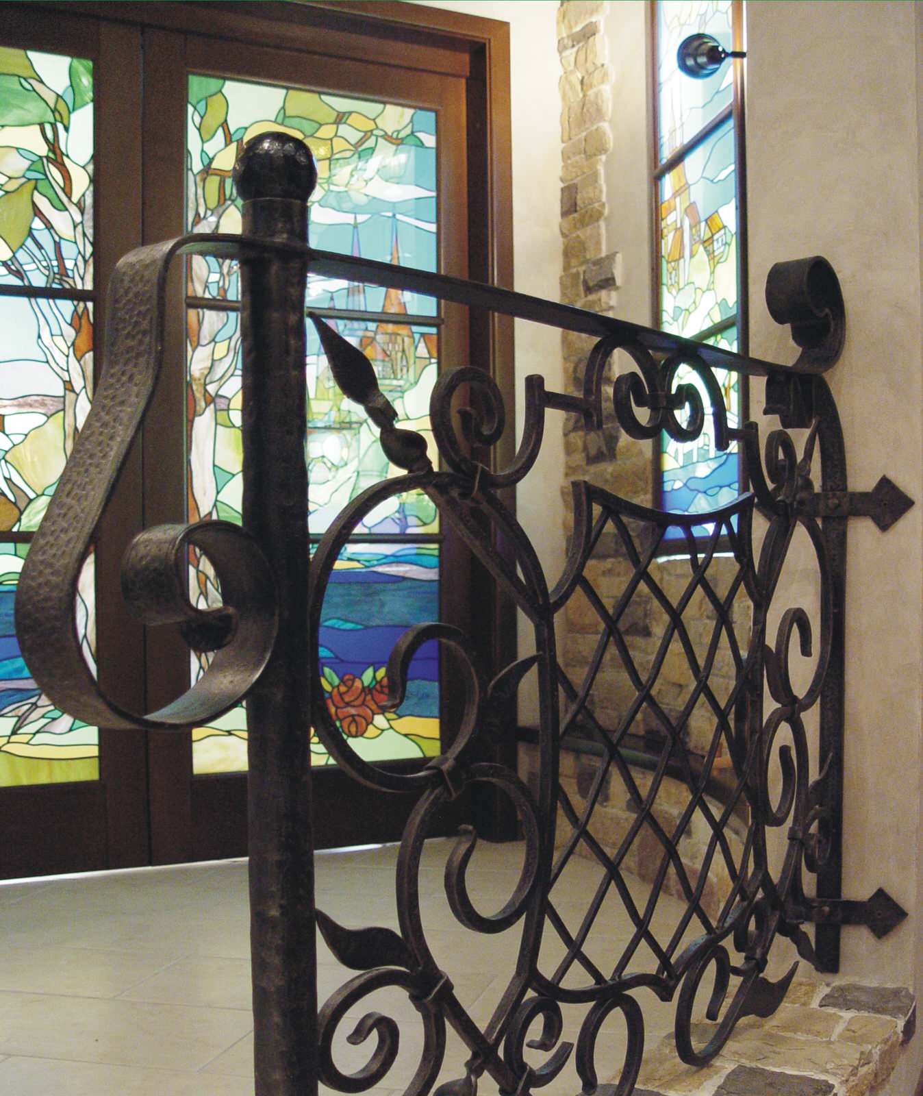 Классический интерьер с витражами