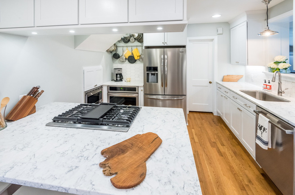 Example of a transitional medium tone wood floor kitchen design in Richmond with a single-bowl sink, shaker cabinets, white cabinets, quartzite countertops, white backsplash, mosaic tile backsplash, stainless steel appliances and a peninsula