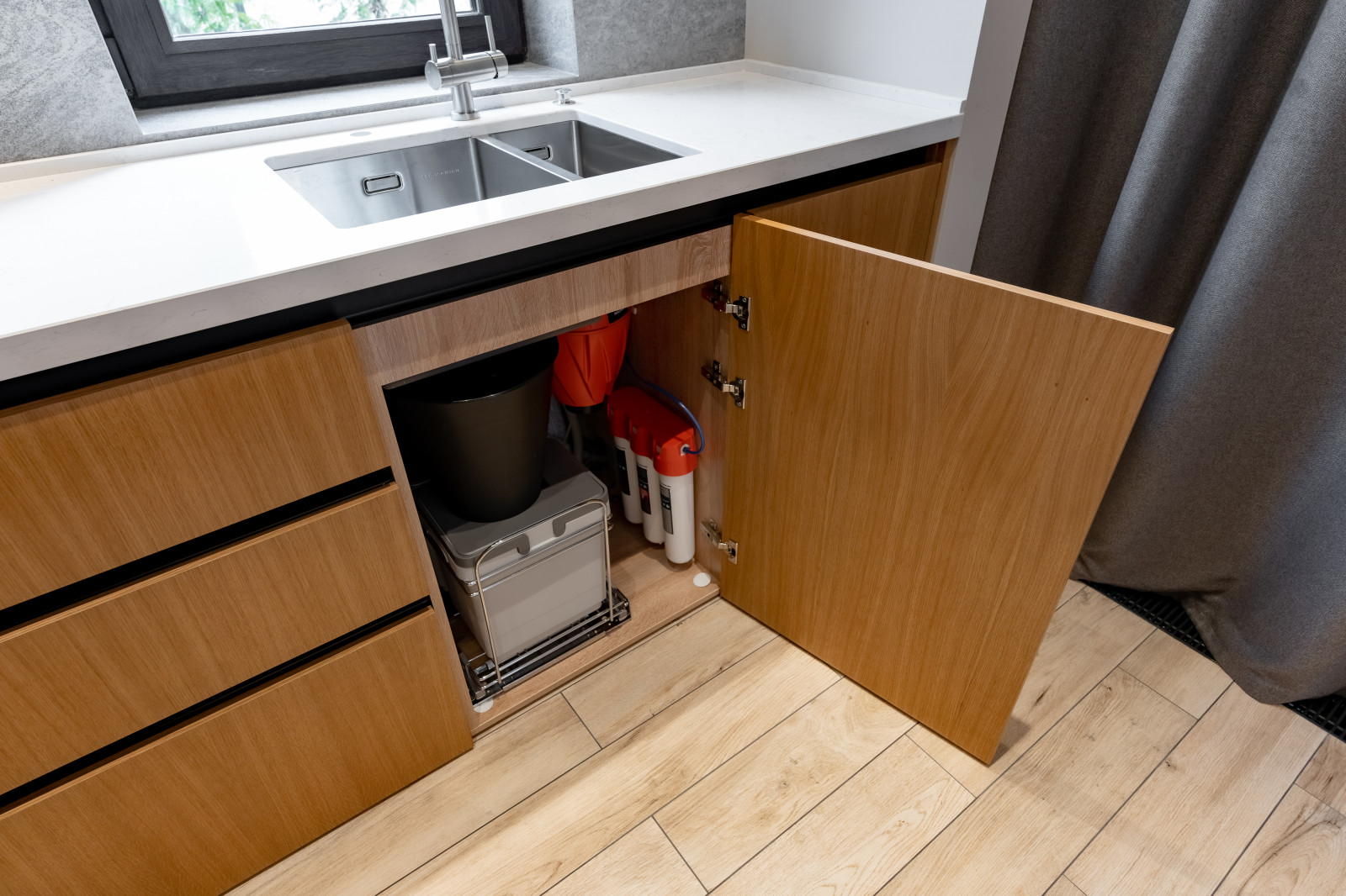 Пространство под мойкой