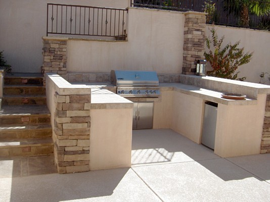 Mid-sized traditional backyard patio in Las Vegas with an outdoor kitchen and an awning.