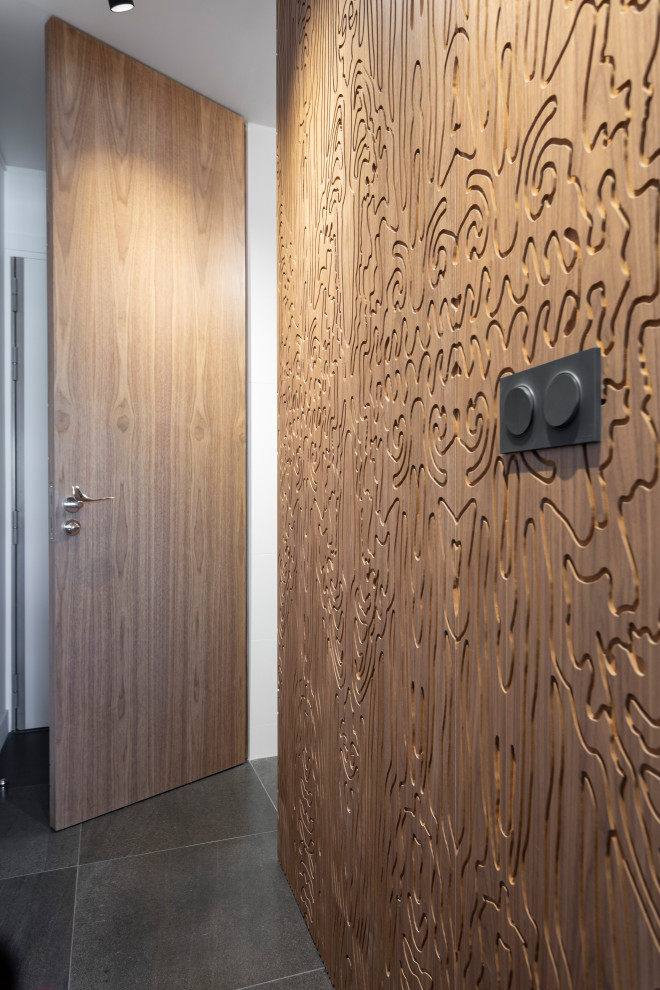 Свежая идея для дизайна: большой коридор в современном стиле с коричневыми стенами, полом из керамической плитки, черным полом и деревянными стенами - отличное фото интерьера