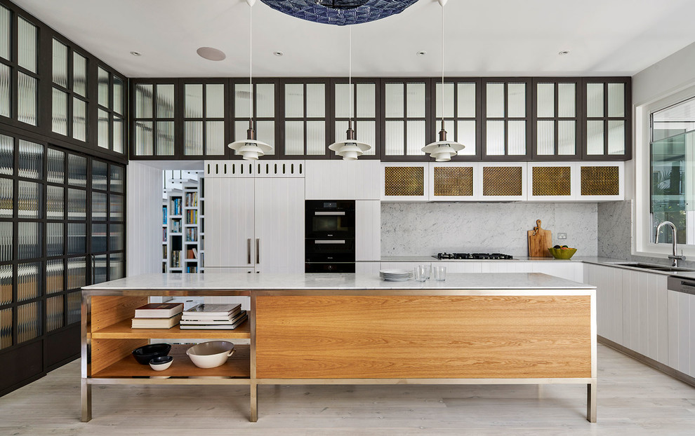 Mid-sized beach style l-shaped eat-in kitchen in Sydney with with island.