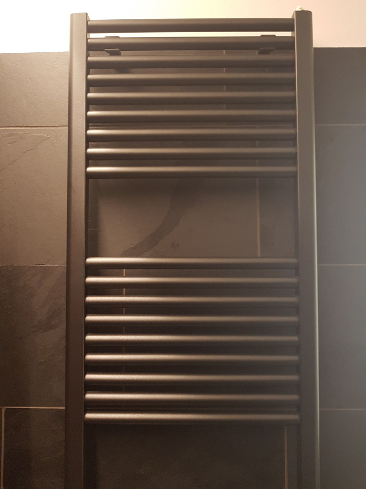 Idéer för mellanstora funkis grått badrum med dusch, med öppna hyllor, grå skåp, en kantlös dusch, en toalettstol med separat cisternkåpa, grå kakel, skifferkakel, grå väggar, skiffergolv, ett fristående handfat, bänkskiva i glas, grått golv och med dusch som är öppen