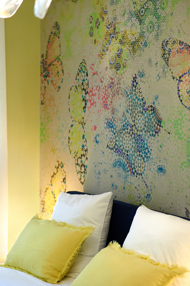 Ispirazione per una camera degli ospiti eclettica di medie dimensioni con pareti multicolore, pavimento in legno massello medio, pavimento marrone e carta da parati