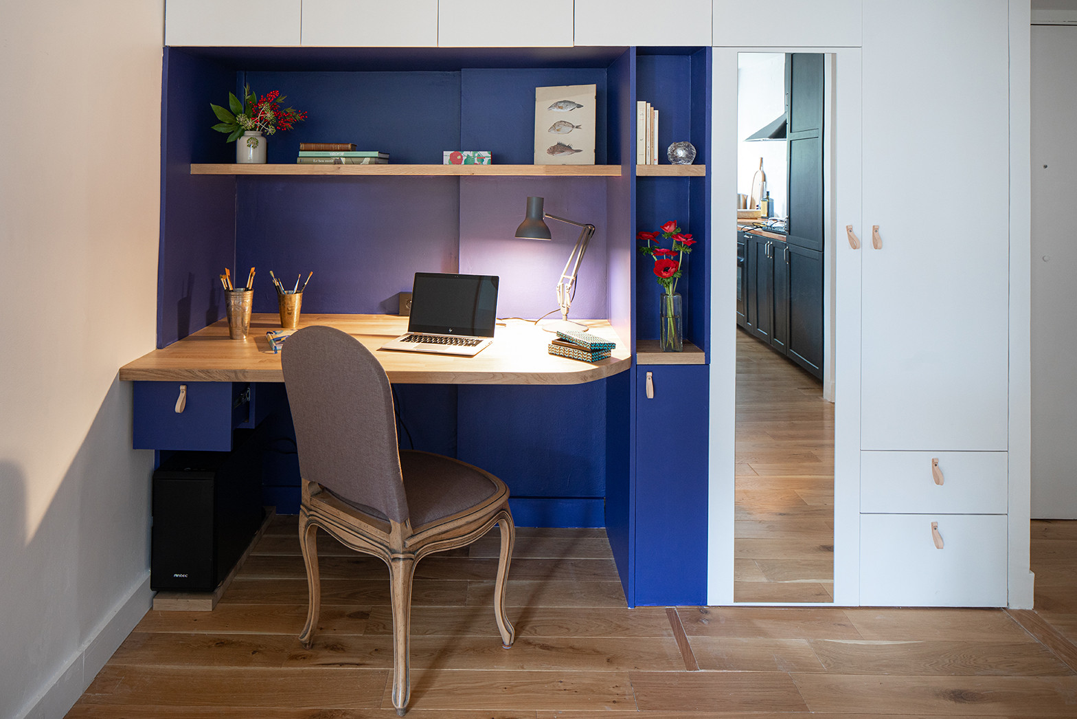 Bureau intégré et rangements sur mesure dans l'entrée d'un appartement