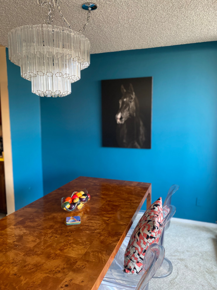 Inspiration pour une petite salle à manger ouverte sur la cuisine bohème avec un mur bleu et moquette.
