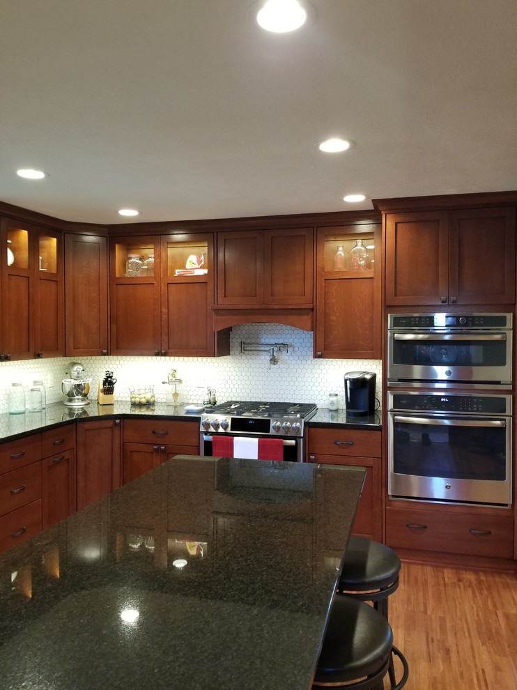 Kitchen - transitional kitchen idea