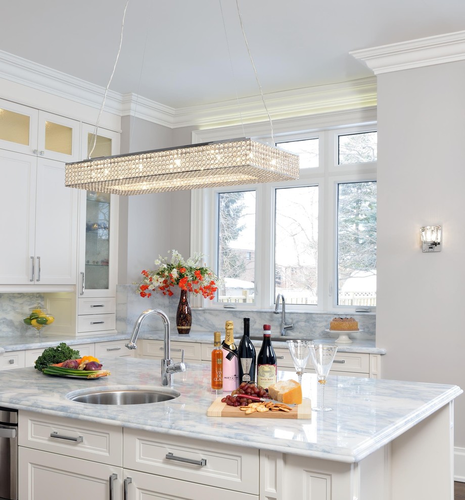 Kitchen - mid-sized transitional l-shaped dark wood floor and brown floor kitchen idea with a single-bowl sink, recessed-panel cabinets, white cabinets, granite countertops, blue backsplash, stone slab backsplash and an island
