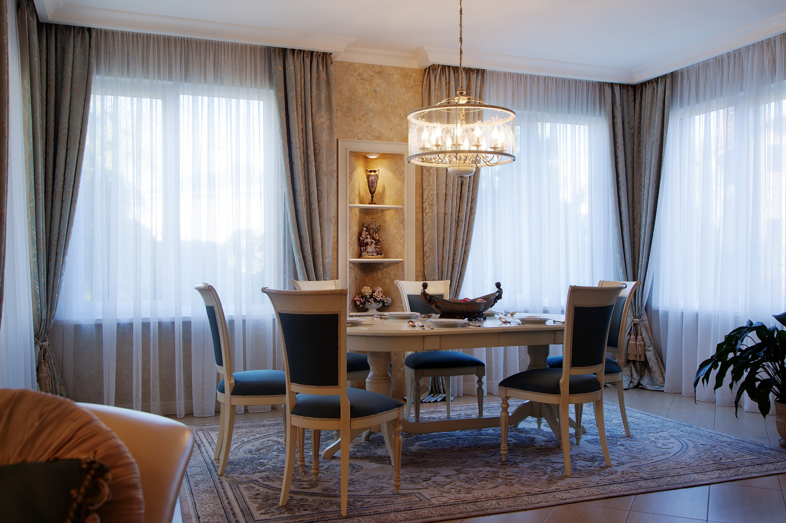 Гостиная, прихожая и холл в Классическом стиле. Фото реализованоного проекта