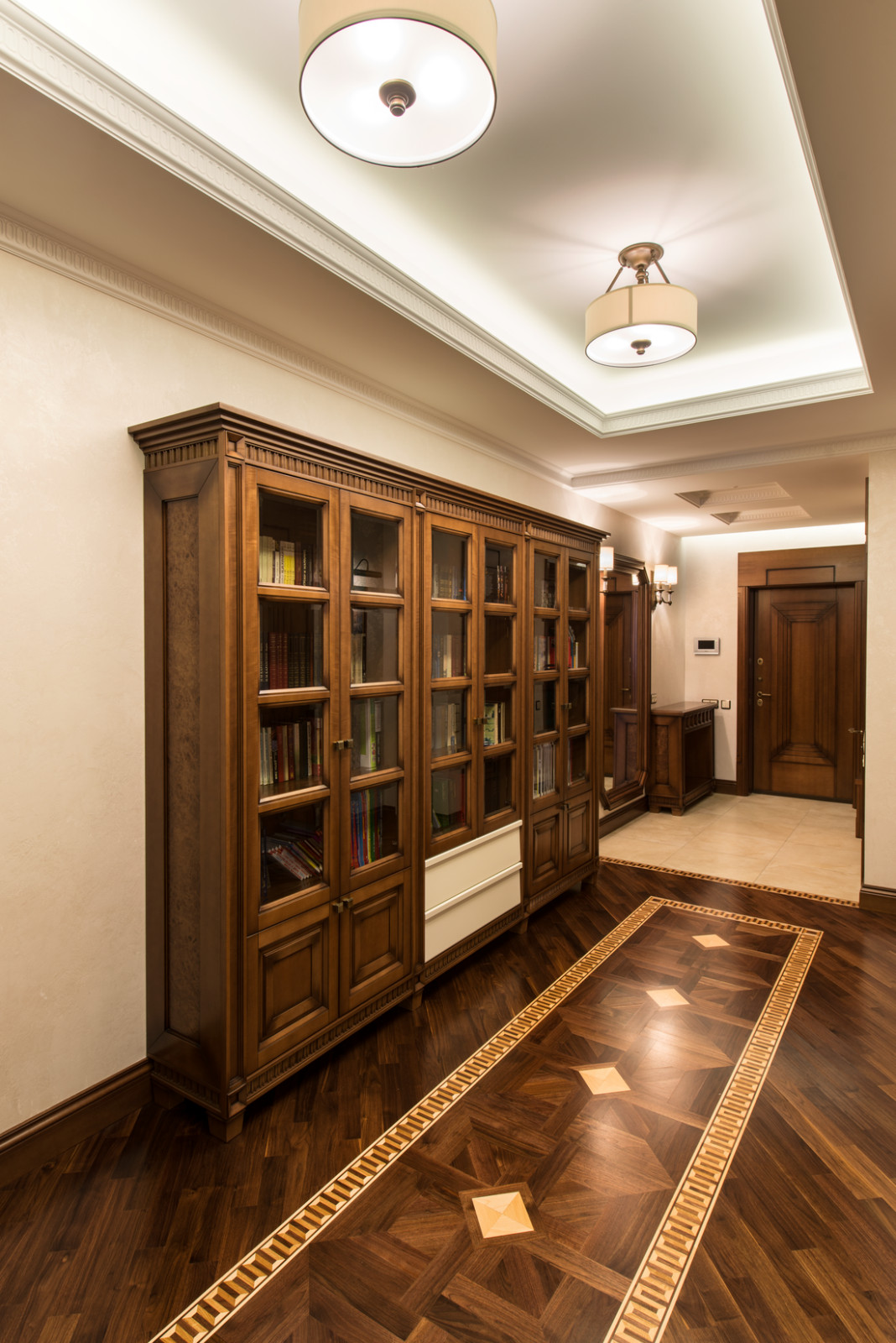 Вся мебель в прихожей изготовлена индивидуально по эскизам автора проекта