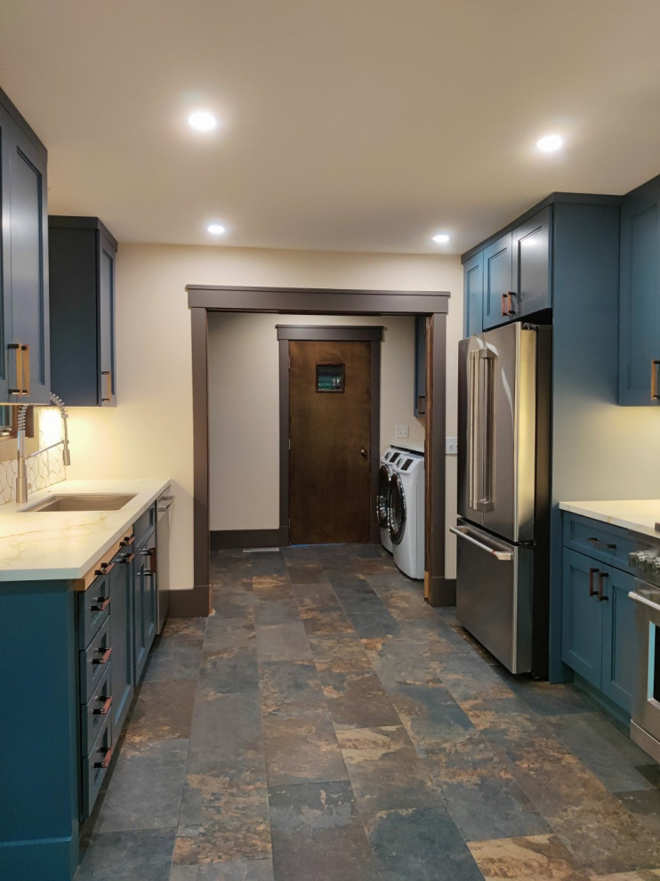 Mountain style home design photo in Bridgeport
