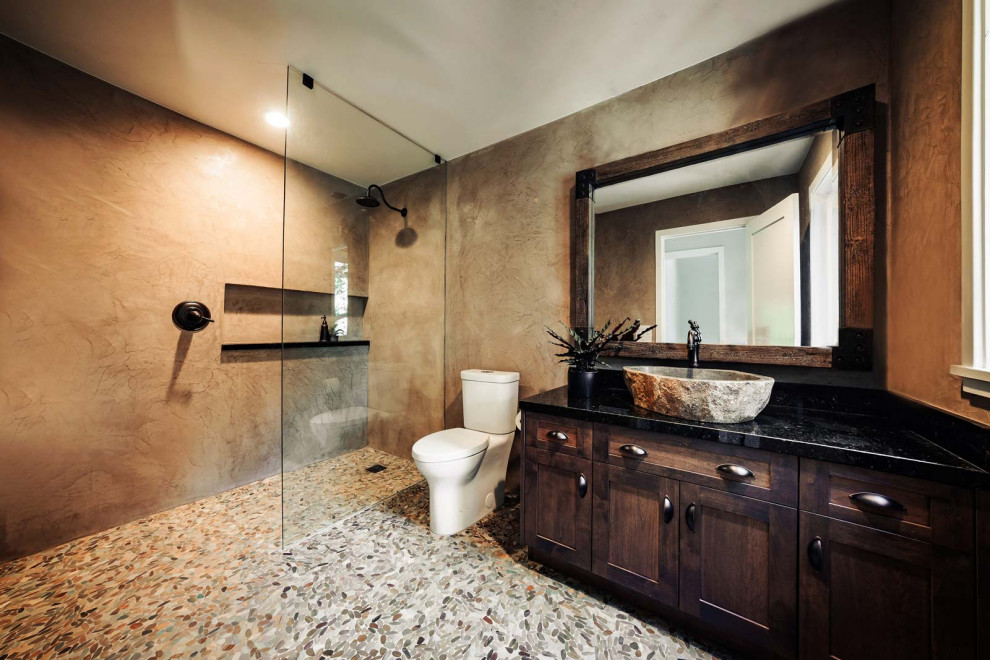 Idéer för att renovera ett stort rustikt badrum, med skåp i shakerstil, bruna skåp, en kantlös dusch, ett undermonterad handfat, flerfärgat golv och med dusch som är öppen