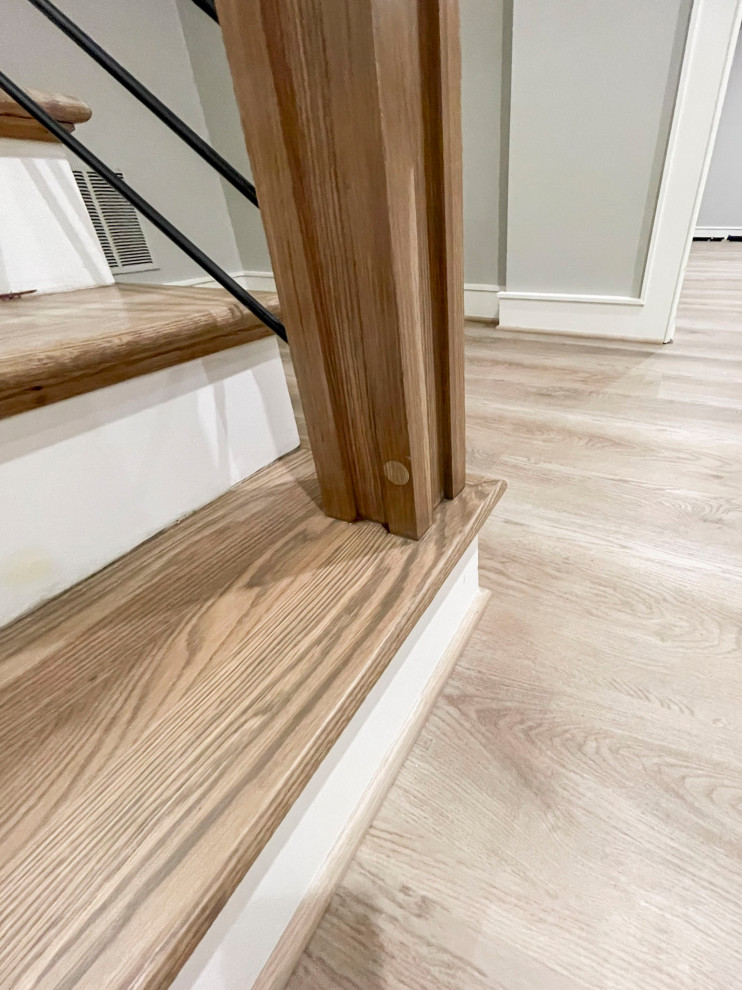 Diseño de escalera suspendida vintage grande con escalones de madera, contrahuellas de madera y barandilla de varios materiales