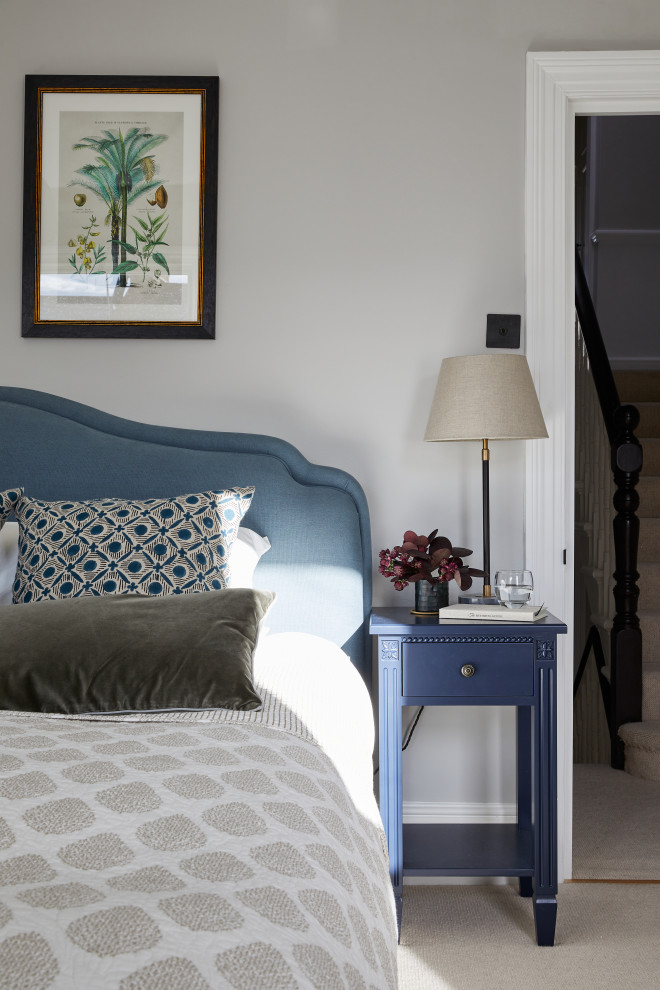 Источник вдохновения для домашнего уюта: хозяйская спальня в классическом стиле с серыми стенами, ковровым покрытием, фасадом камина из дерева и бежевым полом