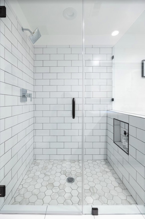 Inspiration för ett litet funkis vit vitt badrum för barn, med grå skåp, klinkergolv i porslin, ett undermonterad handfat, bänkskiva i kvartsit, grått golv och dusch med gångjärnsdörr