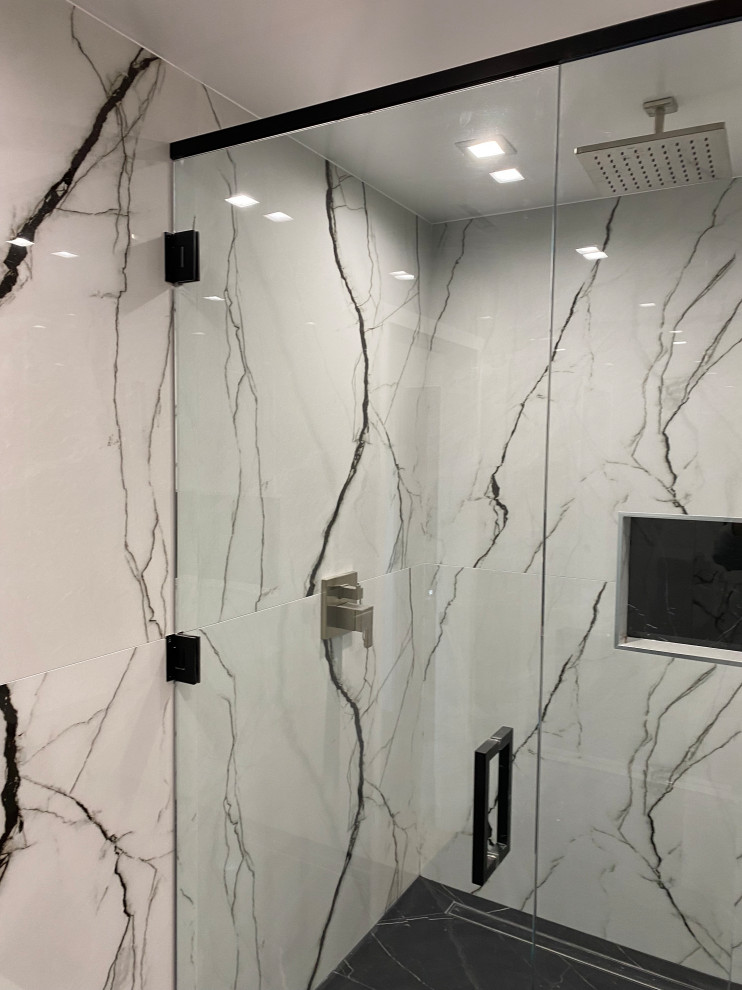 Idéer för ett mellanstort modernt badrum, med våtrum och marmorkakel