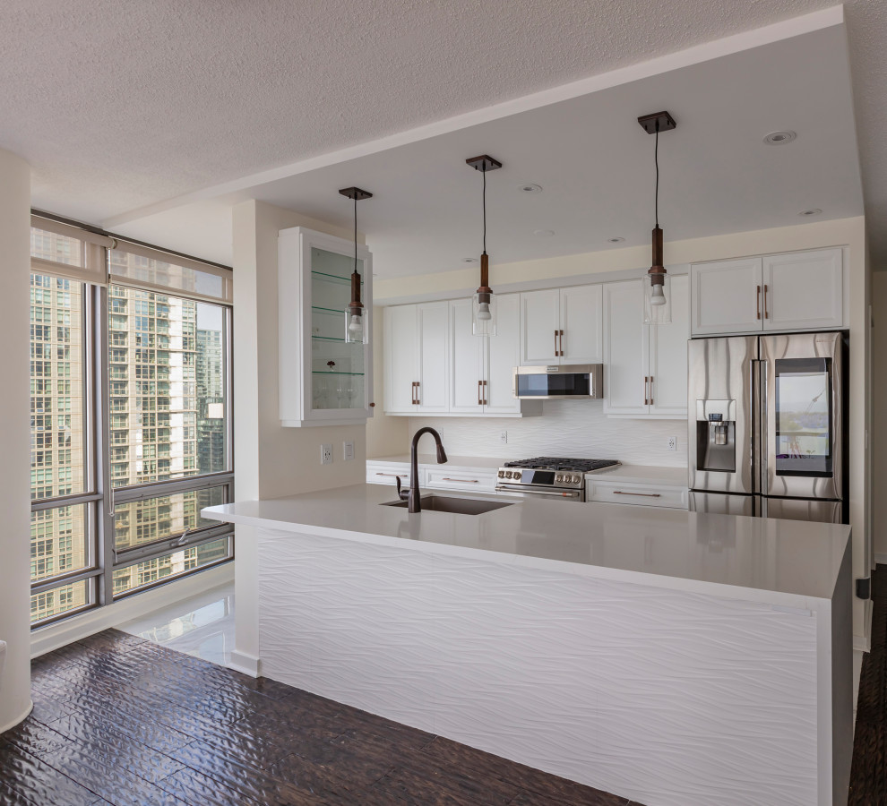 Transitional kitchen photo in Toronto