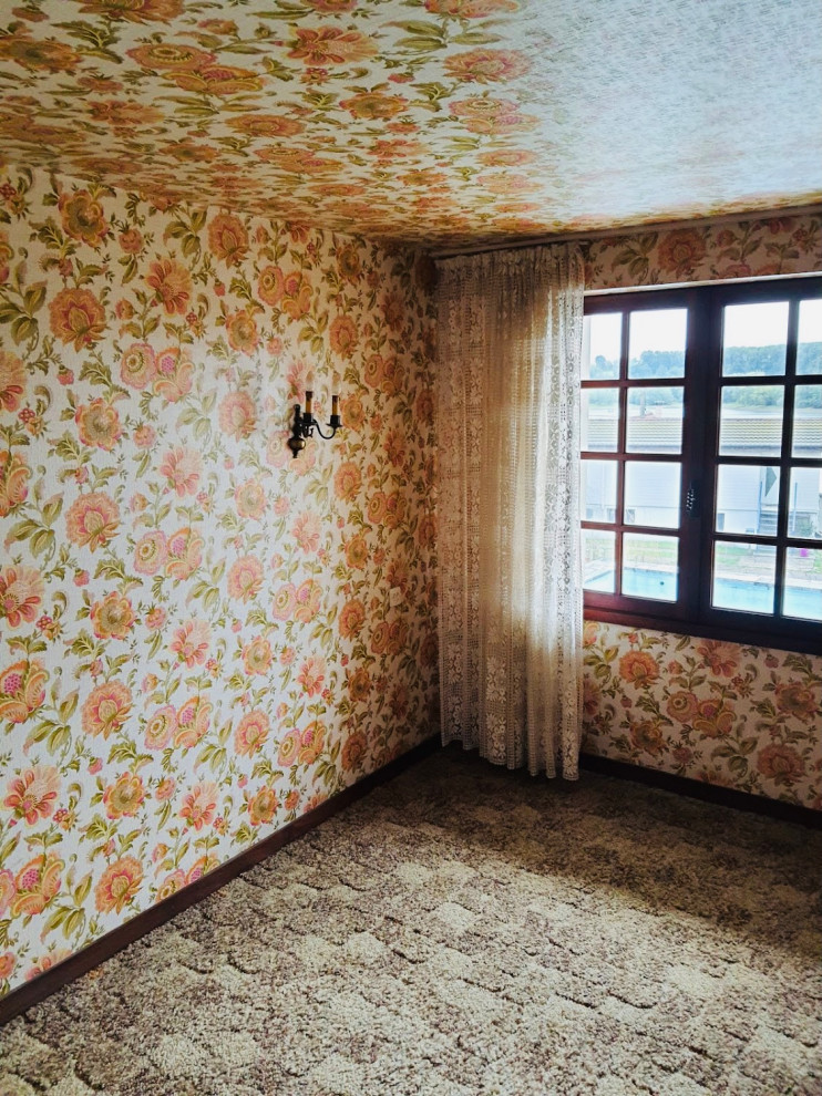 На фото: маленькая гостевая спальня (комната для гостей) в стиле ретро с разноцветными стенами, ковровым покрытием, оранжевым полом, потолком с обоями и обоями на стенах для на участке и в саду с