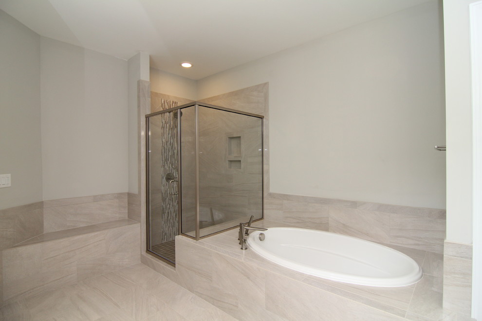 Идея дизайна: большая главная ванная комната в современном стиле с плоскими фасадами, темными деревянными фасадами, угловой ванной, угловым душем, унитазом-моноблоком, разноцветной плиткой, керамической плиткой, серыми стенами, полом из керамической плитки, столешницей из искусственного камня и монолитной раковиной