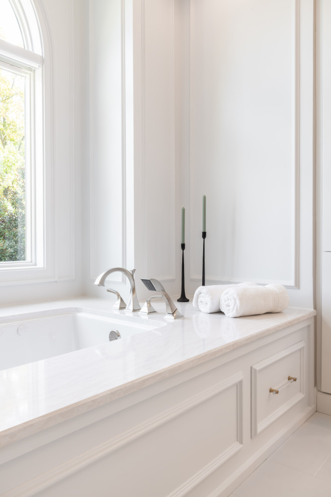 Пример оригинального дизайна: большая главная ванная комната в стиле неоклассика (современная классика) с фасадами в стиле шейкер, белыми фасадами, накладной ванной, угловым душем, белой плиткой, керамогранитной плиткой, белыми стенами, полом из керамогранита, врезной раковиной, столешницей из кварцита, желтым полом, открытым душем, белой столешницей, сиденьем для душа, тумбой под две раковины, встроенной тумбой и многоуровневым потолком