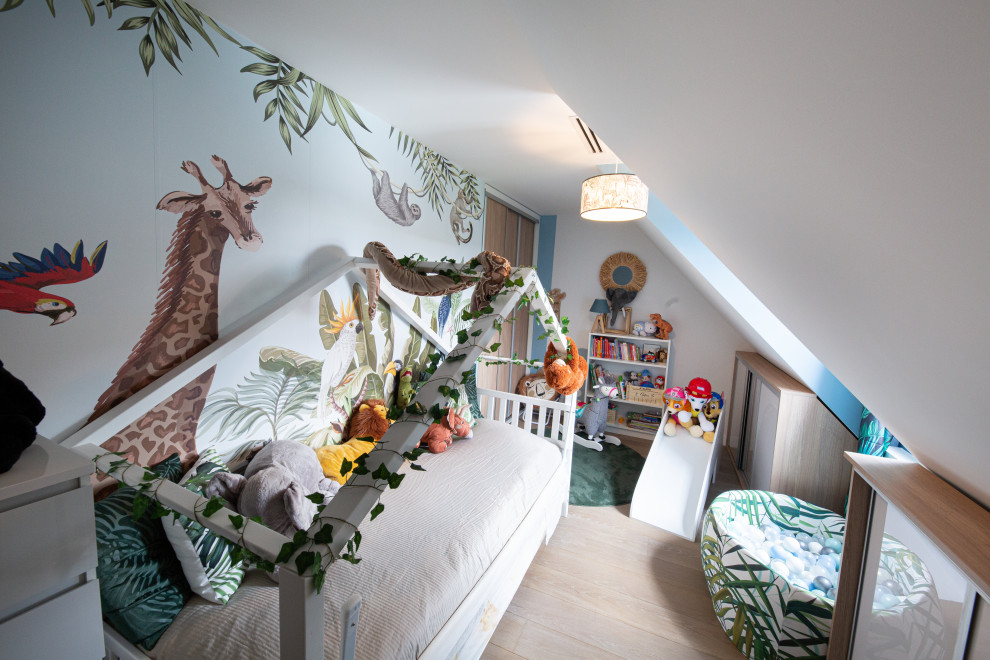 Bild på ett litet vintage könsneutralt småbarnsrum kombinerat med sovrum, med linoleumgolv och beiget golv